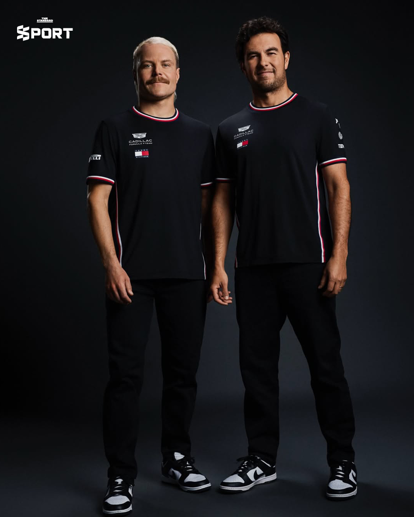 ภาพการแต่งกายของนักแข่งทีม Cadillac F1 พร้อมอุปกรณ์และโลโก้ทีมที่แสดงถึงสไตล์และความหรูหรา 8