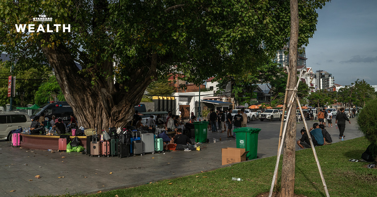 ภาพแรงงานต่างชาติรอความช่วยเหลือหลังกัมพูชากวาดล้างแก๊งสแกมเมอร์ในกรุงพนมเปญ