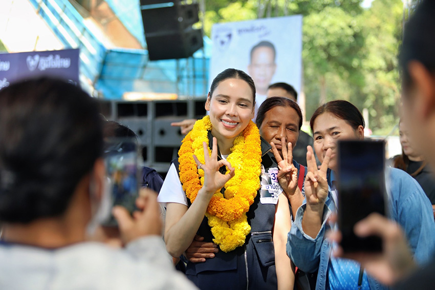 ชาดา ไทยเศรษฐ์ และ ซาบีดา ไทยเศรษฐ์ หาเสียงช่วย นิยม ช่างพินิจ ผู้สมัคร ส.ส.พิษณุโลก เขต 4 พรรคภูมิใจไทย ในช่วงโค้งสุดท้าย 2