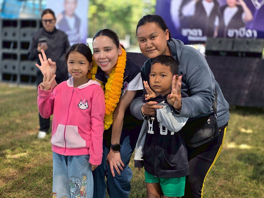 ชาดา ไทยเศรษฐ์ และ ซาบีดา ไทยเศรษฐ์ หาเสียงช่วย นิยม ช่างพินิจ ผู้สมัคร ส.ส.พิษณุโลก เขต 4 พรรคภูมิใจไทย ในช่วงโค้งสุดท้าย 6