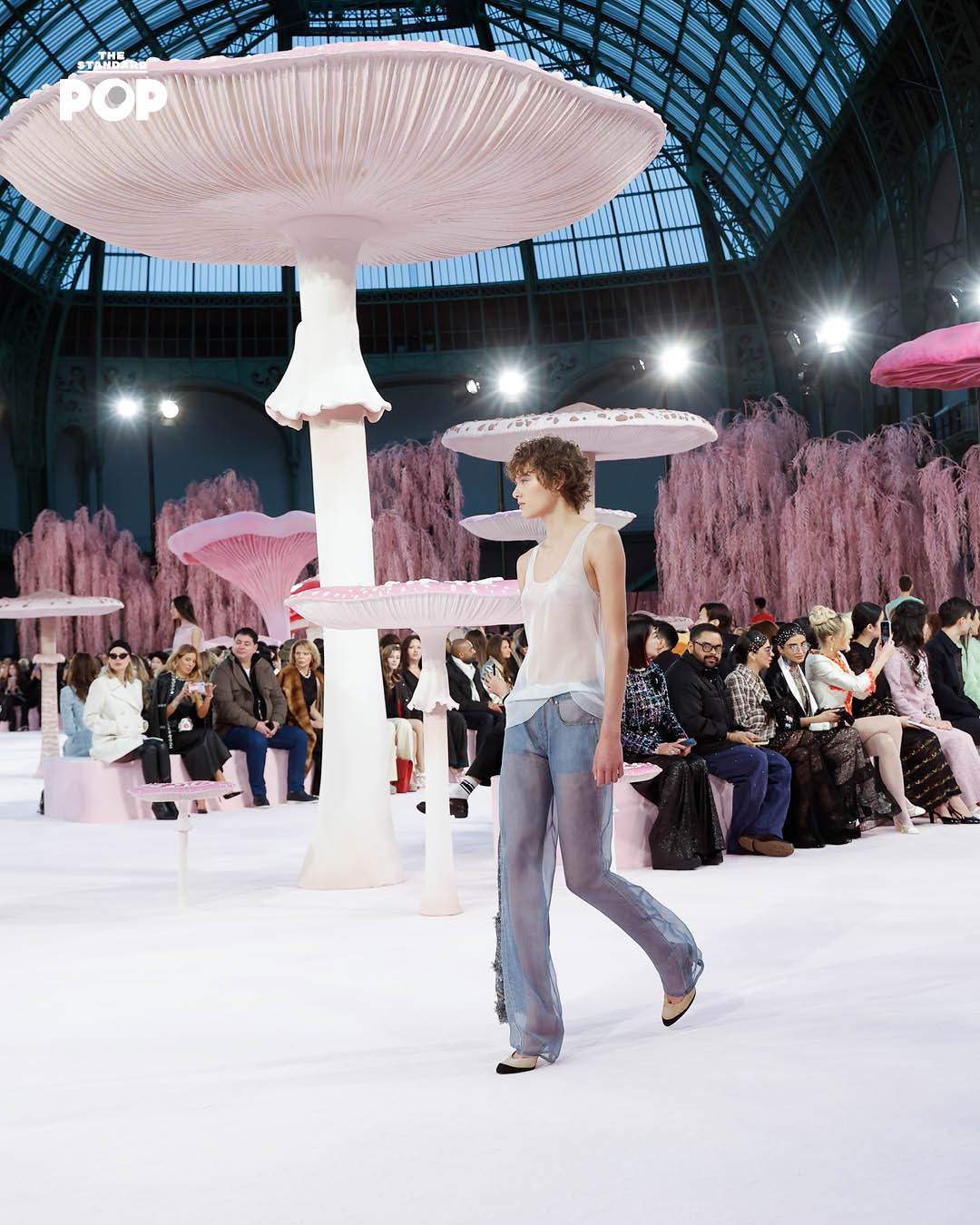 ภาพรวมคอลเล็กชัน CHANEL COUTURE Spring/Summer 2026 โดย Matthieu Blazy ที่ Grand Palais เน้นงานฝีมือละเอียดอ่อนและคอนเซปต์ Metamorphosis ของนก 1