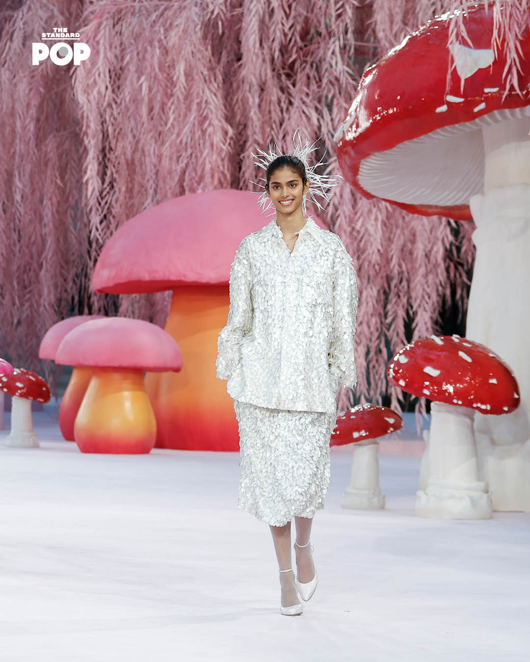 ภาพรวมคอลเล็กชัน CHANEL COUTURE Spring/Summer 2026 โดย Matthieu Blazy ที่ Grand Palais เน้นงานฝีมือละเอียดอ่อนและคอนเซปต์ Metamorphosis ของนก 2