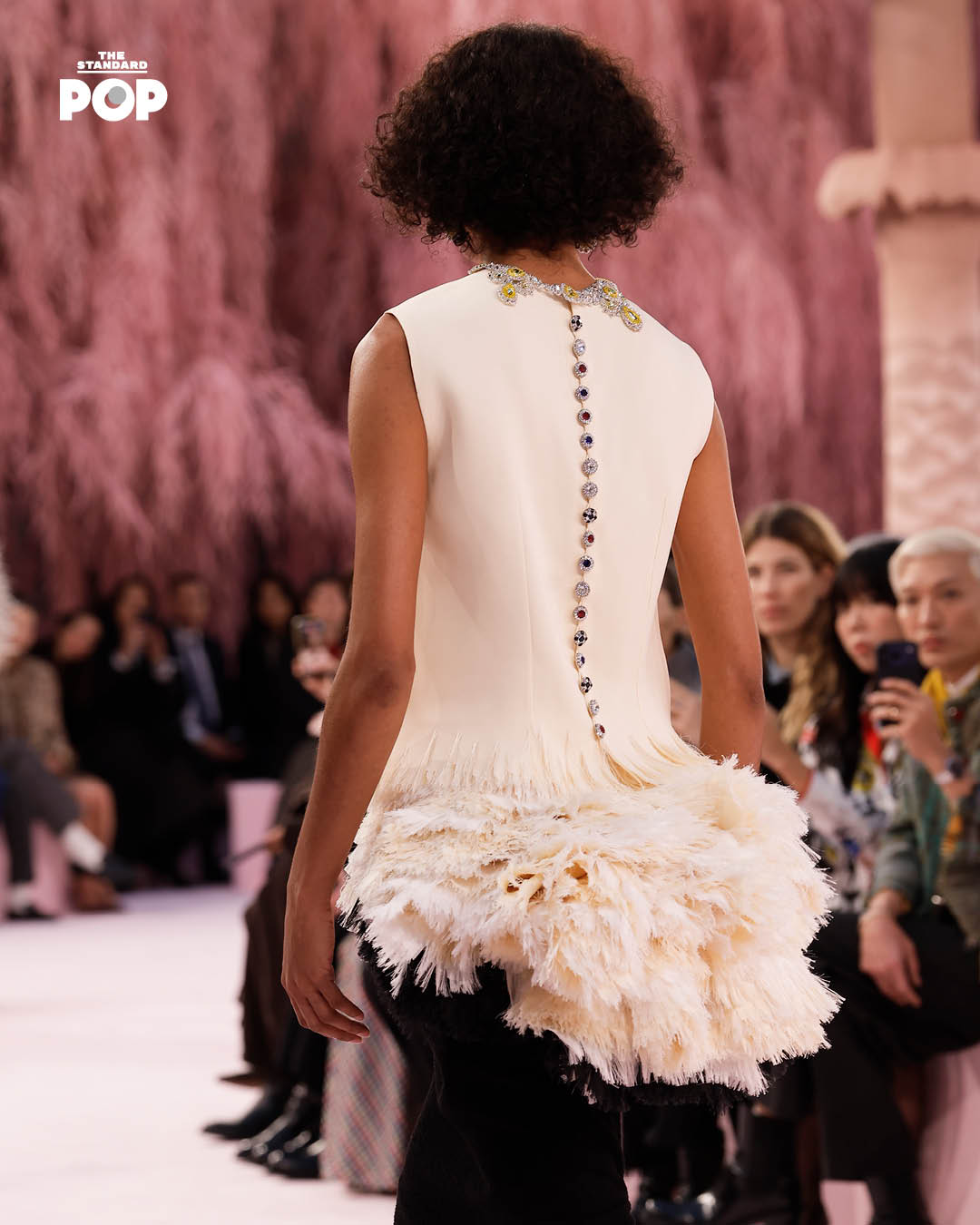 ภาพรวมคอลเล็กชัน CHANEL COUTURE Spring/Summer 2026 โดย Matthieu Blazy ที่ Grand Palais เน้นงานฝีมือละเอียดอ่อนและคอนเซปต์ Metamorphosis ของนก 5