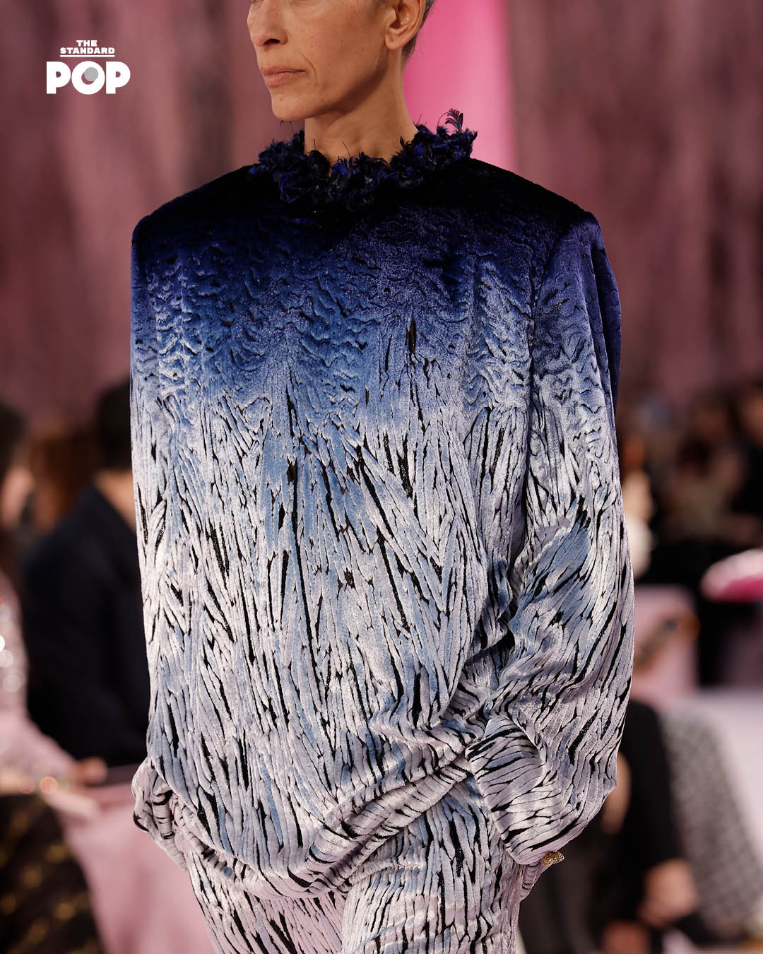 ภาพรวมคอลเล็กชัน CHANEL COUTURE Spring/Summer 2026 โดย Matthieu Blazy ที่ Grand Palais เน้นงานฝีมือละเอียดอ่อนและคอนเซปต์ Metamorphosis ของนก 6