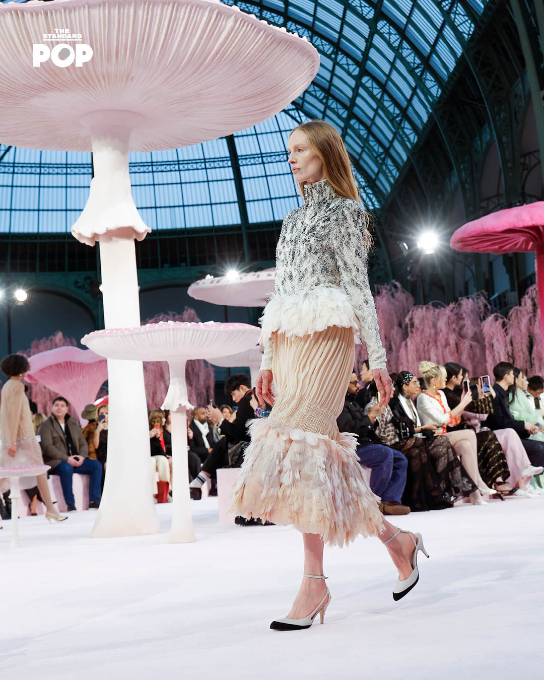 ภาพรวมคอลเล็กชัน CHANEL COUTURE Spring/Summer 2026 โดย Matthieu Blazy ที่ Grand Palais เน้นงานฝีมือละเอียดอ่อนและคอนเซปต์ Metamorphosis ของนก 7