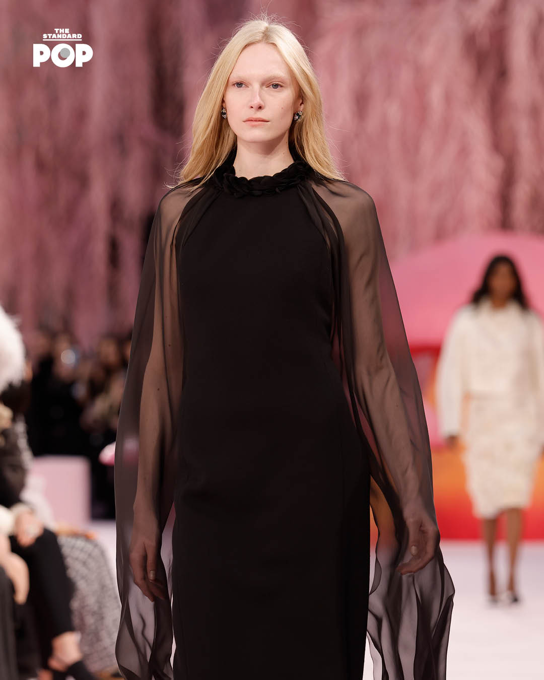 ภาพรวมคอลเล็กชัน CHANEL COUTURE Spring/Summer 2026 โดย Matthieu Blazy ที่ Grand Palais เน้นงานฝีมือละเอียดอ่อนและคอนเซปต์ Metamorphosis ของนก 8