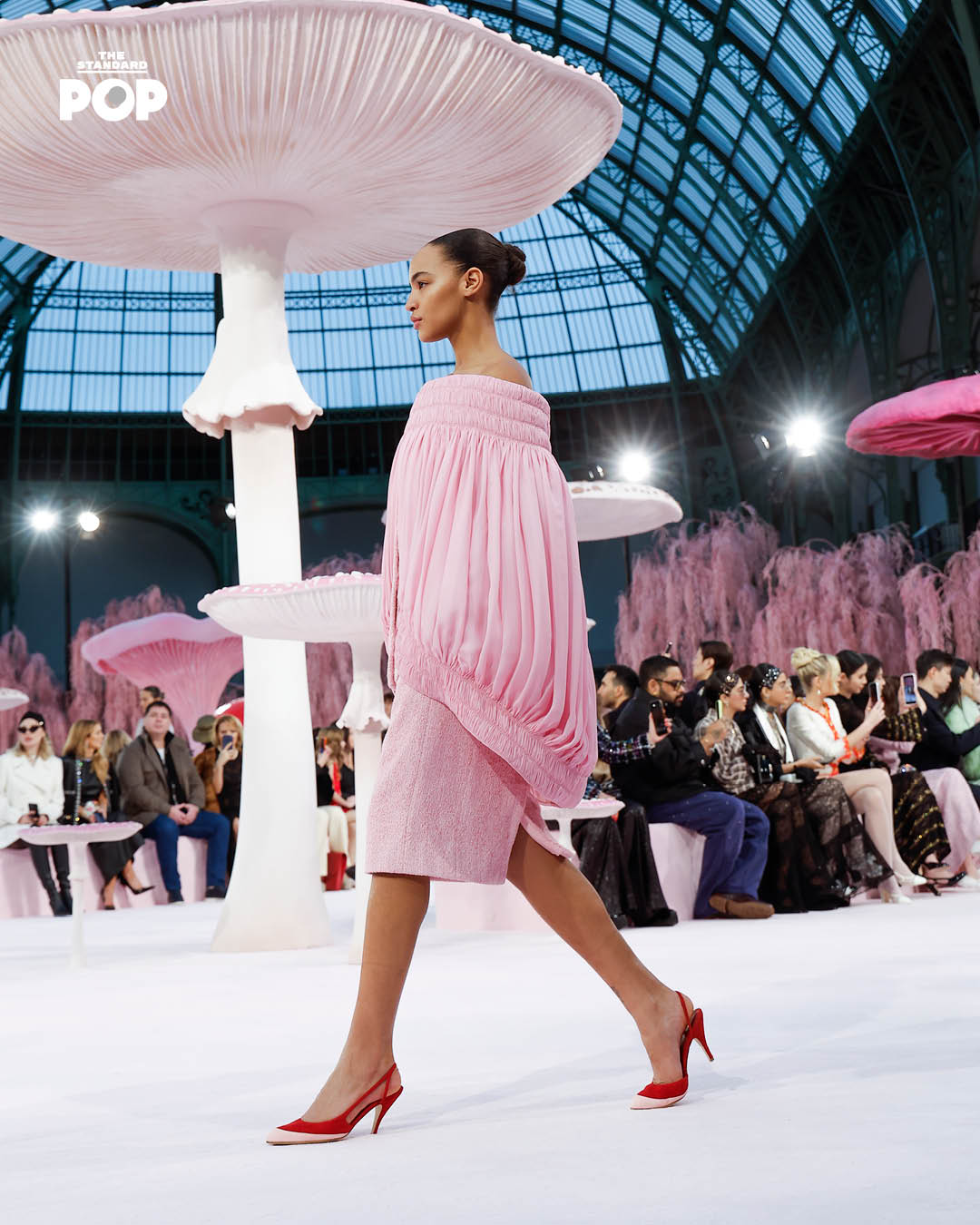 ภาพรวมคอลเล็กชัน CHANEL COUTURE Spring/Summer 2026 โดย Matthieu Blazy ที่ Grand Palais เน้นงานฝีมือละเอียดอ่อนและคอนเซปต์ Metamorphosis ของนก 9