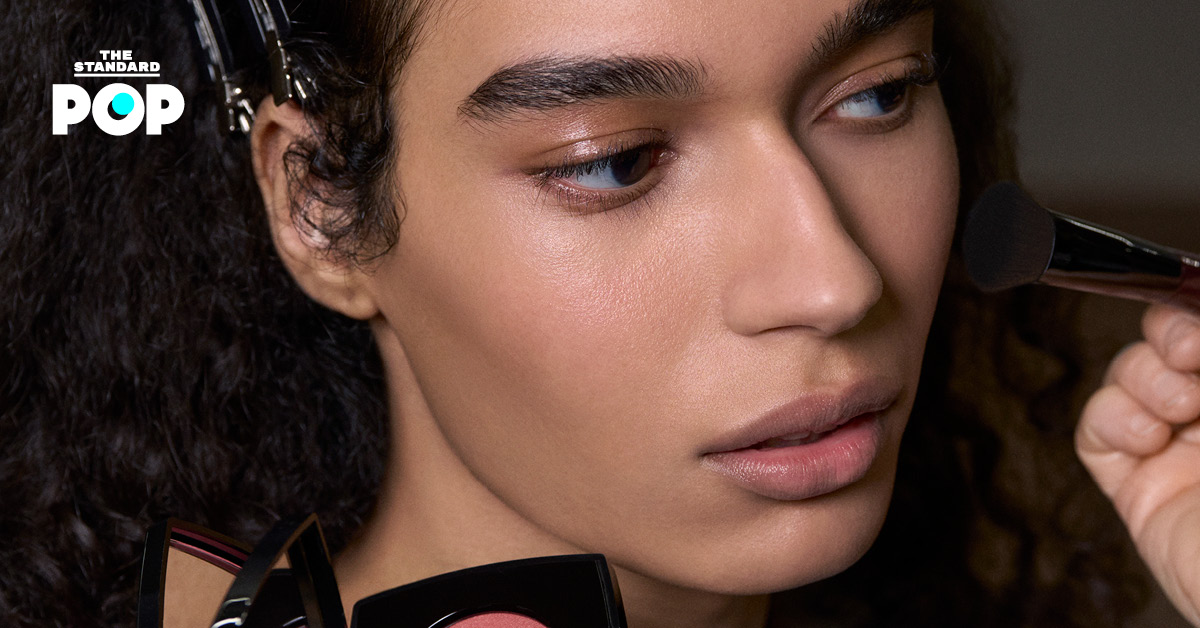 นางแบบเผยเมกอัพลุคผิวโกลวสุดหรูจากรันเวย์ CHANEL Haute Couture Spring-Summer 2026