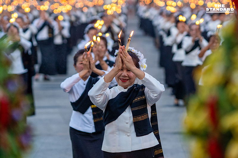 ภาพมุมกว้างกิจกรรมฟ้อนเทียน 100 วัน ร้อยดวงใจ ถวายความอาลัยแด่สมเด็จพระพันปีหลวง ณ จังหวัดเชียงใหม่ โดยมีช่างฟ้อนจำนวนมากเข้าร่วม 1