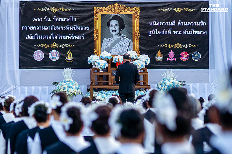 ภาพมุมกว้างกิจกรรมฟ้อนเทียน 100 วัน ร้อยดวงใจ ถวายความอาลัยแด่สมเด็จพระพันปีหลวง ณ จังหวัดเชียงใหม่ โดยมีช่างฟ้อนจำนวนมากเข้าร่วม 2