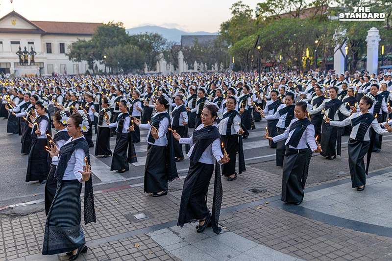 ภาพมุมกว้างกิจกรรมฟ้อนเทียน 100 วัน ร้อยดวงใจ ถวายความอาลัยแด่สมเด็จพระพันปีหลวง ณ จังหวัดเชียงใหม่ โดยมีช่างฟ้อนจำนวนมากเข้าร่วม 3
