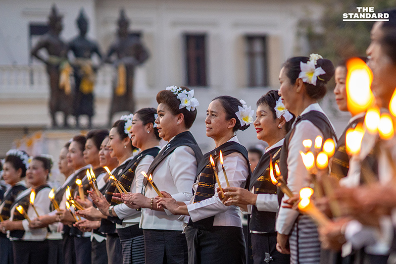 ภาพมุมกว้างกิจกรรมฟ้อนเทียน 100 วัน ร้อยดวงใจ ถวายความอาลัยแด่สมเด็จพระพันปีหลวง ณ จังหวัดเชียงใหม่ โดยมีช่างฟ้อนจำนวนมากเข้าร่วม 5