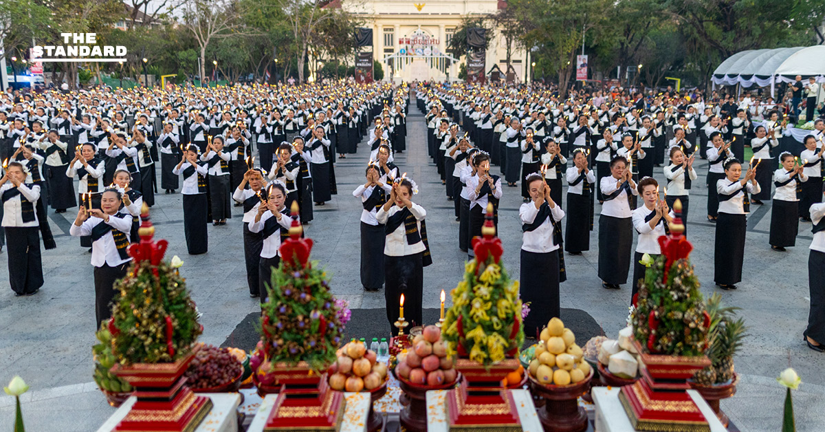 ภาพมุมกว้างกิจกรรมฟ้อนเทียน 100 วัน ร้อยดวงใจ ถวายความอาลัยแด่สมเด็จพระพันปีหลวง ณ จังหวัดเชียงใหม่ โดยมีช่างฟ้อนจำนวนมากเข้าร่วม