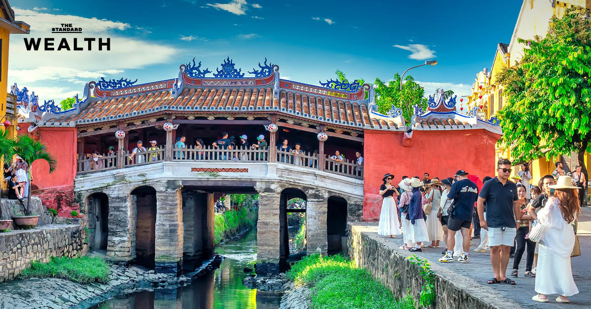 นักท่องเที่ยวชาวจีนเดินจับจ่ายใน ตลาดเบนถั่น ใจกลาง นครโฮจิมินห์ เวียดนาม