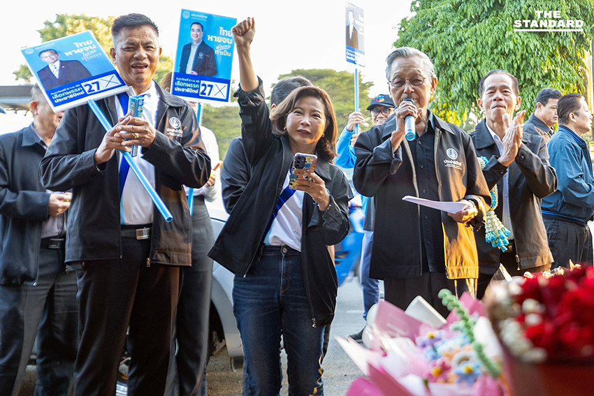 ‘ชวน หลีกภัย’ พร้อม ‘ต๊ะ นารากร’ เดินหาเสียง เชียงใหม่ รับฟังปัญหาชาวบ้าน 1