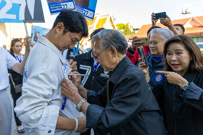‘ชวน หลีกภัย’ พร้อม ‘ต๊ะ นารากร’ เดินหาเสียง เชียงใหม่ รับฟังปัญหาชาวบ้าน 3