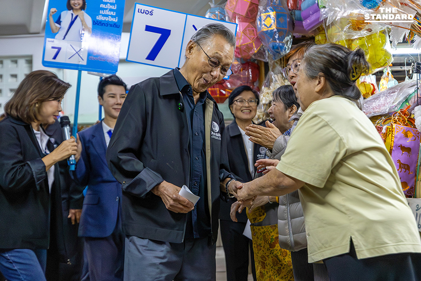 ‘ชวน หลีกภัย’ พร้อม ‘ต๊ะ นารากร’ เดินหาเสียง เชียงใหม่ รับฟังปัญหาชาวบ้าน 4