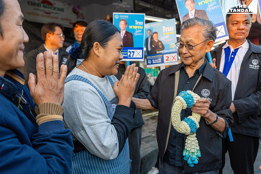 ‘ชวน หลีกภัย’ พร้อม ‘ต๊ะ นารากร’ เดินหาเสียง เชียงใหม่ รับฟังปัญหาชาวบ้าน 6