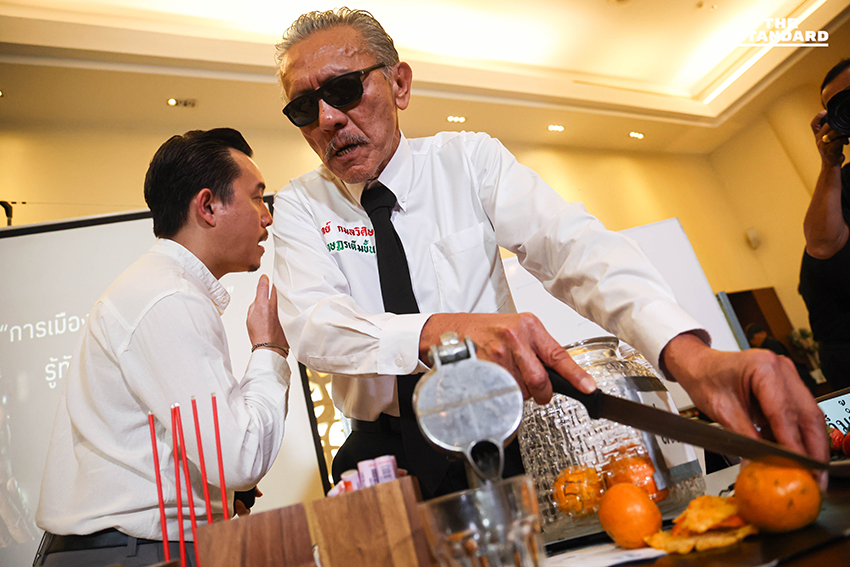 ชูวิทย์ กมลวิศิษฐ์ คั้นน้ำส้มโชว์ สื่อเชิงสัญลักษณ์ถึงทุนสีเทาที่แทรกแซงพรรคการเมือง 4