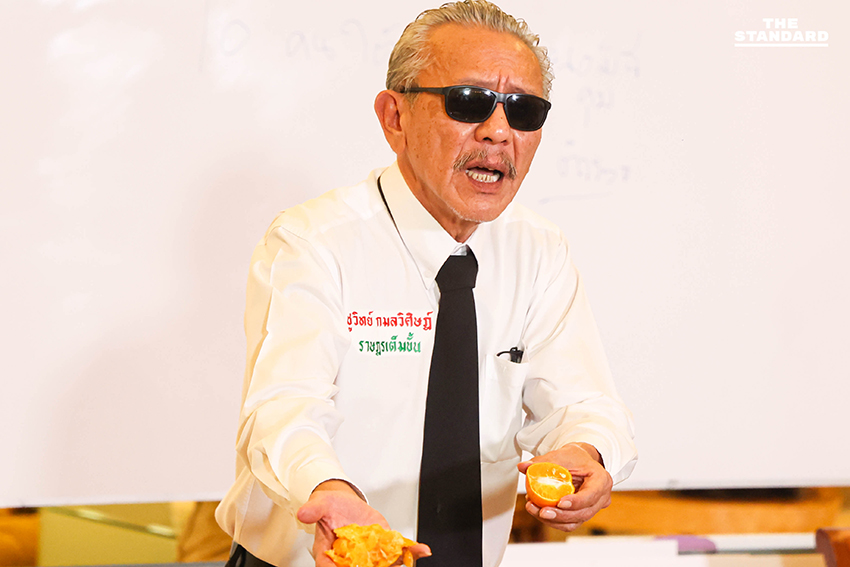 ชูวิทย์ กมลวิศิษฐ์ คั้นน้ำส้มโชว์ สื่อเชิงสัญลักษณ์ถึงทุนสีเทาที่แทรกแซงพรรคการเมือง 8