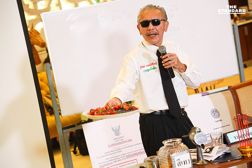 ชูวิทย์ กมลวิศิษฐ์ คั้นน้ำส้มโชว์ สื่อเชิงสัญลักษณ์ถึงทุนสีเทาที่แทรกแซงพรรคการเมือง 9