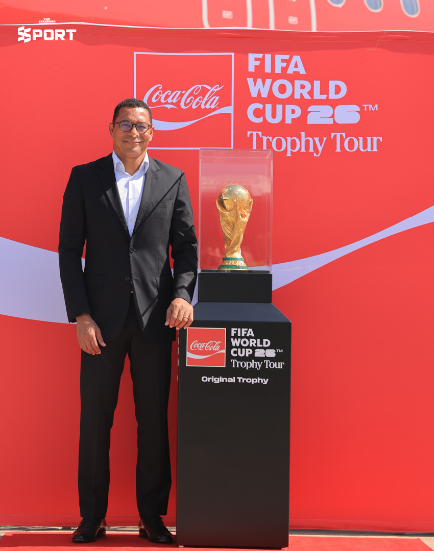 เซลแมน คาเรกา และ จิลแบร์โต ซิลวา ร่วมต้อนรับถ้วยฟุตบอลโลก FIFA World Cup Trophy ของจริง ที่ท่าอากาศยานดอนเมือง 1