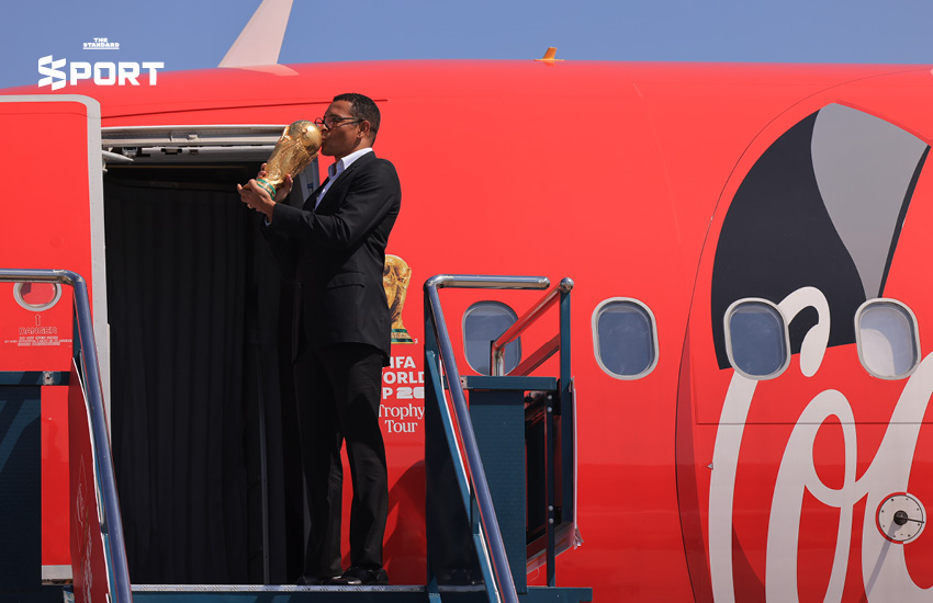 เซลแมน คาเรกา และ จิลแบร์โต ซิลวา ร่วมต้อนรับถ้วยฟุตบอลโลก FIFA World Cup Trophy ของจริง ที่ท่าอากาศยานดอนเมือง 2