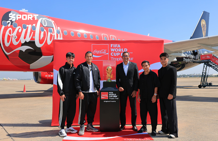 เซลแมน คาเรกา และ จิลแบร์โต ซิลวา ร่วมต้อนรับถ้วยฟุตบอลโลก FIFA World Cup Trophy ของจริง ที่ท่าอากาศยานดอนเมือง 3