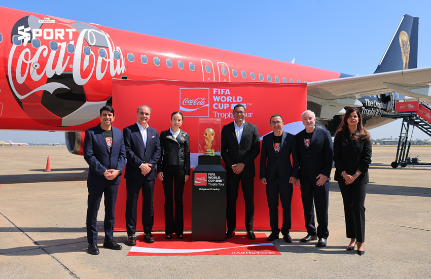 เซลแมน คาเรกา และ จิลแบร์โต ซิลวา ร่วมต้อนรับถ้วยฟุตบอลโลก FIFA World Cup Trophy ของจริง ที่ท่าอากาศยานดอนเมือง 4