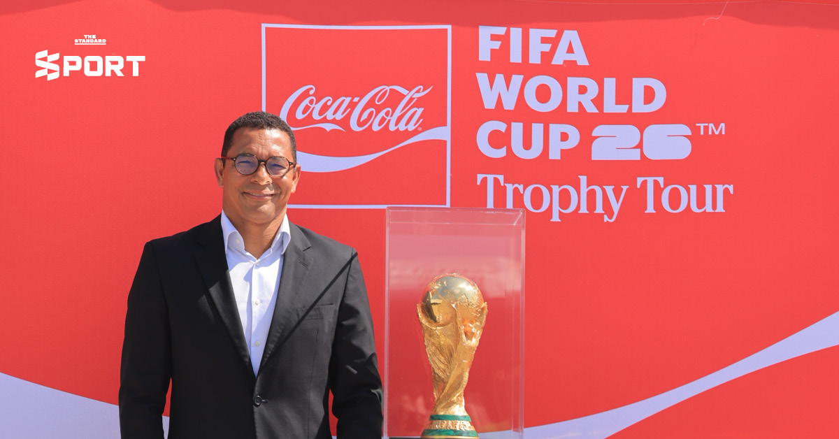 เซลแมน คาเรกา และ จิลแบร์โต ซิลวา ร่วมต้อนรับถ้วยฟุตบอลโลก FIFA World Cup Trophy ของจริง ที่ท่าอากาศยานดอนเมือง