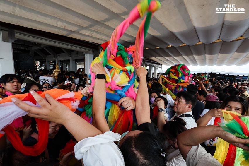 ประชาชน - นักท่องเที่ยวแน่น ‘วัดพระแก้ว-ศาลหลักเมือง’ สักการะสิ่งศักดิ์สิทธิ์คู่บ้านคู่เมือง ขอพรรับศักราช 2569 2