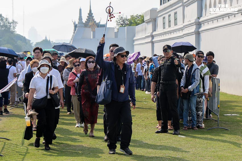 ประชาชน - นักท่องเที่ยวแน่น ‘วัดพระแก้ว-ศาลหลักเมือง’ สักการะสิ่งศักดิ์สิทธิ์คู่บ้านคู่เมือง ขอพรรับศักราช 2569 5