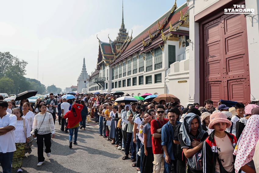 ประชาชน - นักท่องเที่ยวแน่น ‘วัดพระแก้ว-ศาลหลักเมือง’ สักการะสิ่งศักดิ์สิทธิ์คู่บ้านคู่เมือง ขอพรรับศักราช 2569 6