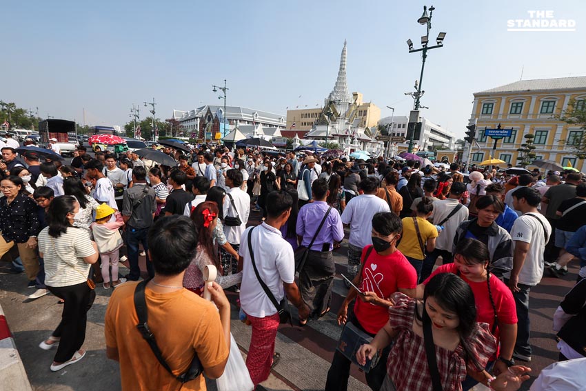 ประชาชน - นักท่องเที่ยวแน่น ‘วัดพระแก้ว-ศาลหลักเมือง’ สักการะสิ่งศักดิ์สิทธิ์คู่บ้านคู่เมือง ขอพรรับศักราช 2569 7