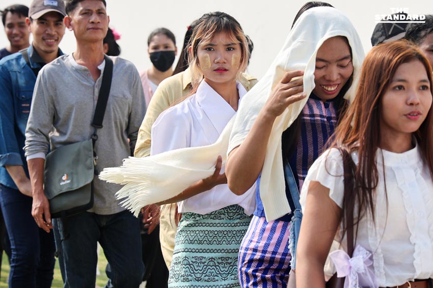 ประชาชน - นักท่องเที่ยวแน่น ‘วัดพระแก้ว-ศาลหลักเมือง’ สักการะสิ่งศักดิ์สิทธิ์คู่บ้านคู่เมือง ขอพรรับศักราช 2569 8