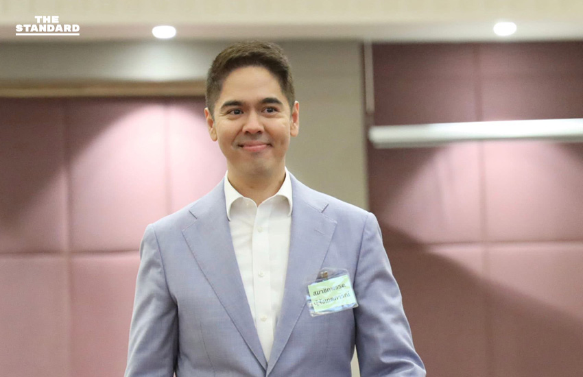 Based on the specific rule add a space before proper nouns that follow a verb, there are no instances in this headline where a proper noun immediately follows a verb. Therefore, the headline remains unchanged. ยุทธศาสตร์ ‘3 วงแหวน’ นโยบายต่างประเทศ ‘ประชาธิปัตย์’ ยุคใหม่ ชูธงการทูตเศรษฐกิจ 2