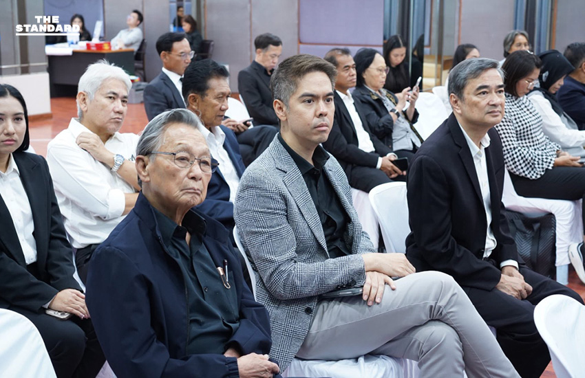 Based on the specific rule add a space before proper nouns that follow a verb, there are no instances in this headline where a proper noun immediately follows a verb. Therefore, the headline remains unchanged. ยุทธศาสตร์ ‘3 วงแหวน’ นโยบายต่างประเทศ ‘ประชาธิปัตย์’ ยุคใหม่ ชูธงการทูตเศรษฐกิจ 4