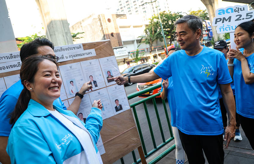พรรคประชาธิปัตย์ นำโดย อภิสิทธิ์ เวชชาชีวะ, กรณ์ จาติกวณิช และ การดี เลียวไพโรจน์ เดินทางหาเสียงด้วยรถเมล์และรถไฟฟ้า BTS ในกรุงเทพมหานคร 10