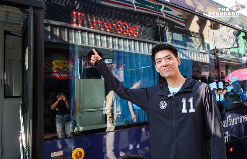 พรรคประชาธิปัตย์ นำโดย อภิสิทธิ์ เวชชาชีวะ, กรณ์ จาติกวณิช และ การดี เลียวไพโรจน์ เดินทางหาเสียงด้วยรถเมล์และรถไฟฟ้า BTS ในกรุงเทพมหานคร 15