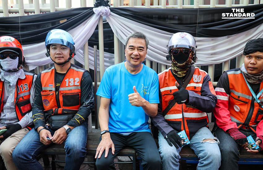 พรรคประชาธิปัตย์ นำโดย อภิสิทธิ์ เวชชาชีวะ, กรณ์ จาติกวณิช และ การดี เลียวไพโรจน์ เดินทางหาเสียงด้วยรถเมล์และรถไฟฟ้า BTS ในกรุงเทพมหานคร 2