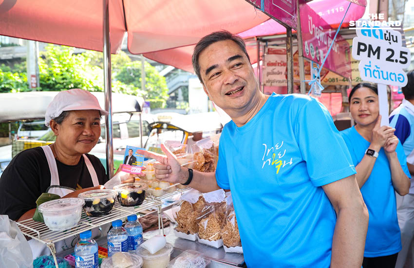 พรรคประชาธิปัตย์ นำโดย อภิสิทธิ์ เวชชาชีวะ, กรณ์ จาติกวณิช และ การดี เลียวไพโรจน์ เดินทางหาเสียงด้วยรถเมล์และรถไฟฟ้า BTS ในกรุงเทพมหานคร 5