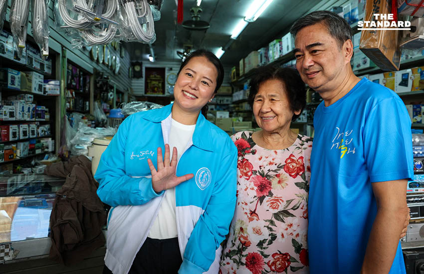 พรรคประชาธิปัตย์ นำโดย อภิสิทธิ์ เวชชาชีวะ, กรณ์ จาติกวณิช และ การดี เลียวไพโรจน์ เดินทางหาเสียงด้วยรถเมล์และรถไฟฟ้า BTS ในกรุงเทพมหานคร 6