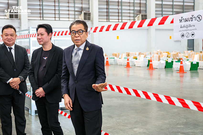 The headline already follows the Khaosod/Thairath spacing rule for this particular phrasing, as there are no proper nouns directly following a verb that would require an inserted space. สส. and 2569 are specific identifiers but are part of descriptive noun phrases (บัตรเลือกตั้ง สส., บัตรประชามติ 2569) rather than standalone proper nouns immediately following the verb ปล่อย. So, the reformat is: ปล่อยขบวนรถขนส่งบัตรเลือกตั้ง สส. และบัตรประชามติ 2569 1