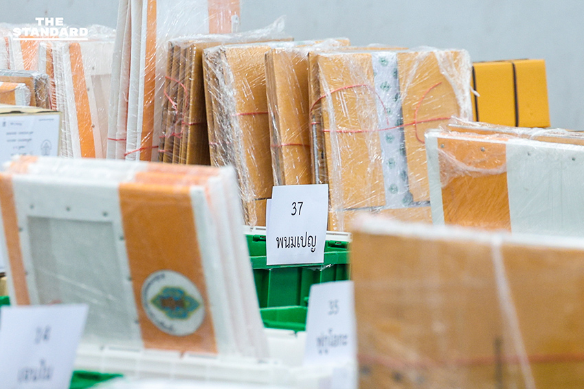 The headline already follows the Khaosod/Thairath spacing rule for this particular phrasing, as there are no proper nouns directly following a verb that would require an inserted space. สส. and 2569 are specific identifiers but are part of descriptive noun phrases (บัตรเลือกตั้ง สส., บัตรประชามติ 2569) rather than standalone proper nouns immediately following the verb ปล่อย. So, the reformat is: ปล่อยขบวนรถขนส่งบัตรเลือกตั้ง สส. และบัตรประชามติ 2569 2