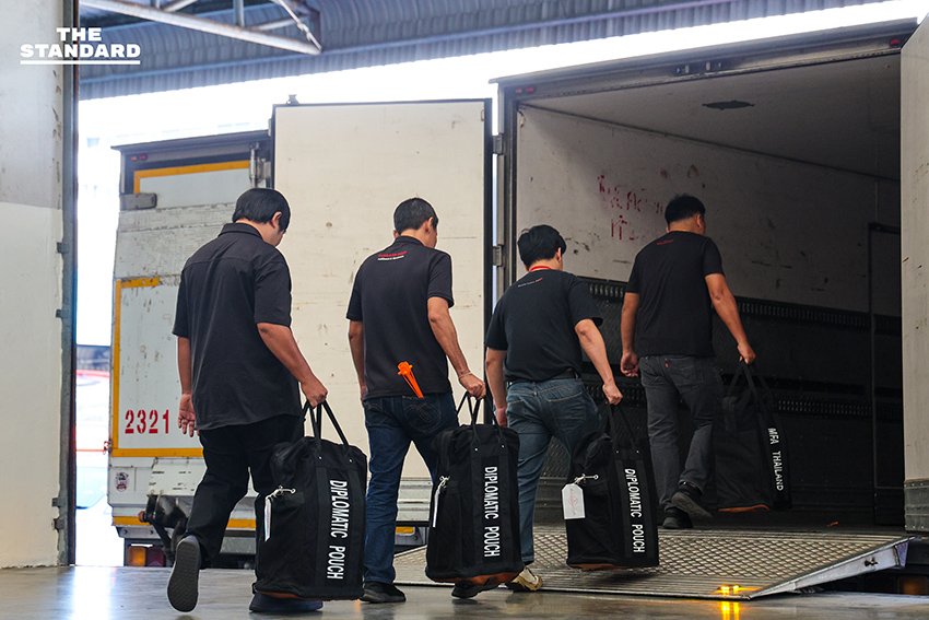 The headline already follows the Khaosod/Thairath spacing rule for this particular phrasing, as there are no proper nouns directly following a verb that would require an inserted space. สส. and 2569 are specific identifiers but are part of descriptive noun phrases (บัตรเลือกตั้ง สส., บัตรประชามติ 2569) rather than standalone proper nouns immediately following the verb ปล่อย. So, the reformat is: ปล่อยขบวนรถขนส่งบัตรเลือกตั้ง สส. และบัตรประชามติ 2569 3