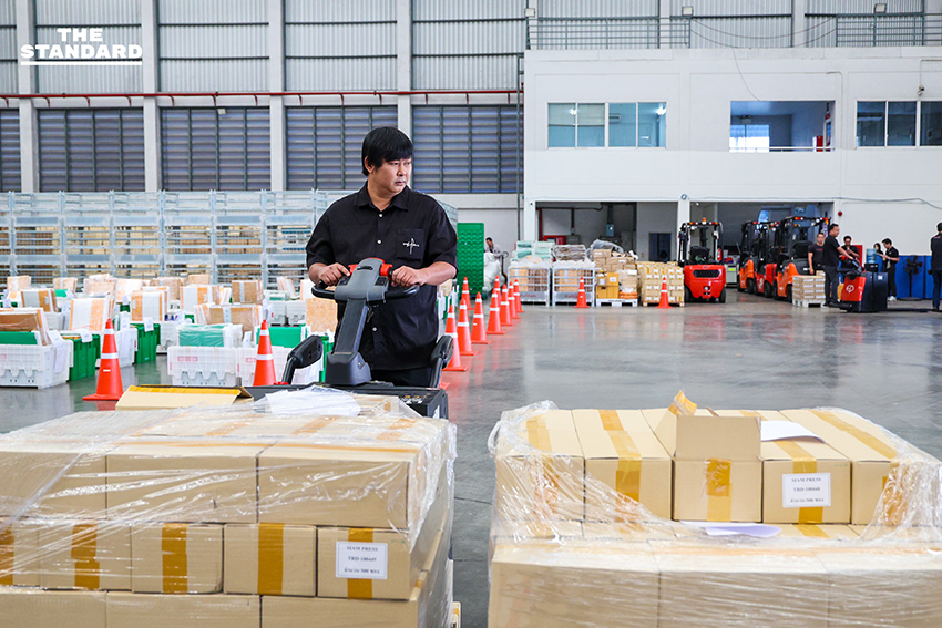 The headline already follows the Khaosod/Thairath spacing rule for this particular phrasing, as there are no proper nouns directly following a verb that would require an inserted space. สส. and 2569 are specific identifiers but are part of descriptive noun phrases (บัตรเลือกตั้ง สส., บัตรประชามติ 2569) rather than standalone proper nouns immediately following the verb ปล่อย. So, the reformat is: ปล่อยขบวนรถขนส่งบัตรเลือกตั้ง สส. และบัตรประชามติ 2569 5