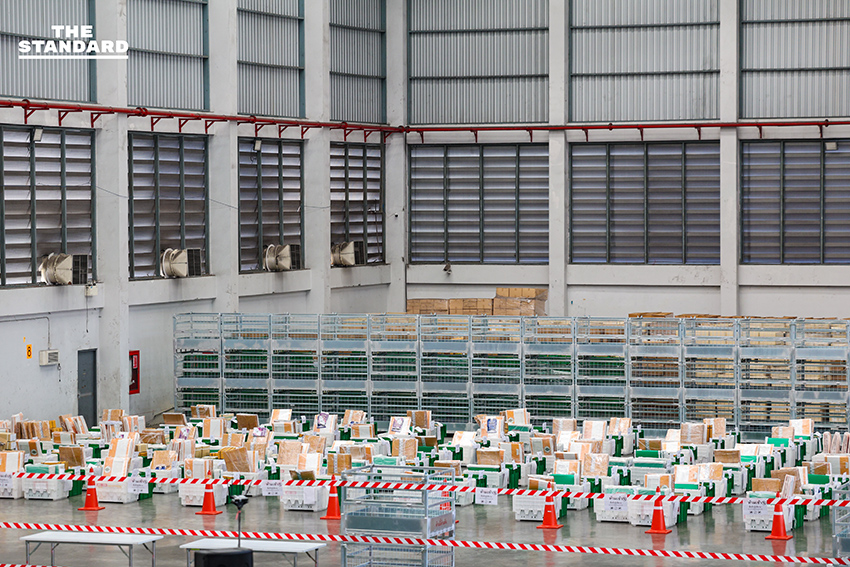 The headline already follows the Khaosod/Thairath spacing rule for this particular phrasing, as there are no proper nouns directly following a verb that would require an inserted space. สส. and 2569 are specific identifiers but are part of descriptive noun phrases (บัตรเลือกตั้ง สส., บัตรประชามติ 2569) rather than standalone proper nouns immediately following the verb ปล่อย. So, the reformat is: ปล่อยขบวนรถขนส่งบัตรเลือกตั้ง สส. และบัตรประชามติ 2569 9