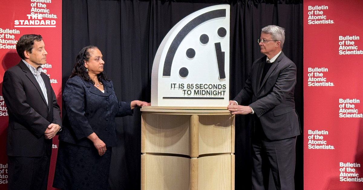 ภาพนาฬิกาวันสิ้นโลกแสดงเวลา 85 วินาทีก่อนเที่ยงคืน สื่อถึงภัยคุกคามและความเสี่ยงระดับโลก