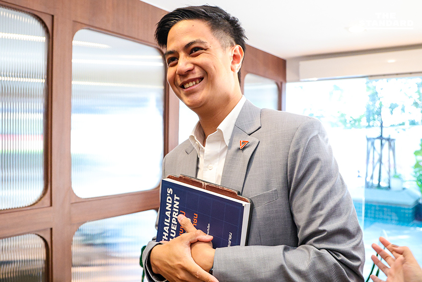 ตัวแทนพรรคการเมืองประชันนโยบายการศึกษาบนเวที EDUCATION BATTLE ที่ THE STANDARD โดยมีวิทย์ สิทธิเวคิน เป็นผู้ดำเนินรายการ 8