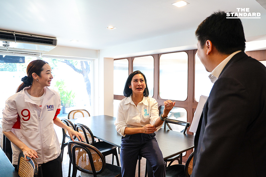 ตัวแทนพรรคการเมืองประชันนโยบายการศึกษาบนเวที EDUCATION BATTLE ที่ THE STANDARD โดยมีวิทย์ สิทธิเวคิน เป็นผู้ดำเนินรายการ 9